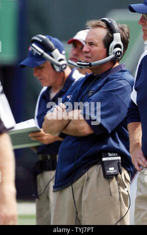 New England Patriots Head Coach Bill Belichick, mostrato in disparte il 9 settembre si è scusata per il brouhaha accuse circostante il suo team ha rubato i segnali dal New York getti Foxborough, Massachusetts il 12 settembre 2007. (UPI foto/John Angelillo) Foto Stock