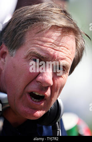 New England Patriots Head Coach Bill Belichick, mostrato in disparte il 9 settembre si è scusata per il brouhaha accuse circostante il suo team ha rubato i segnali dal New York getti Foxborough, Massachusetts il 12 settembre 2007. (UPI foto/John Angelillo) Foto Stock