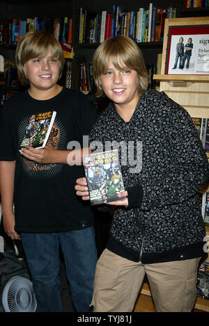 Dylan (L) e Cole Sprouse posano per le foto prima di firmare le copie del loro nuovo album "prouse Bros. 47 R.O.N.I.N.: Lo Showdown e la rivelazione' alle frontiere a New York il 19 settembre 2007. (UPI foto/Laura Cavanaugh) Foto Stock