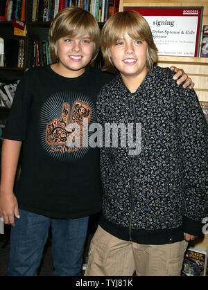 Dylan (L) e Cole Sprouse posano per le foto prima di firmare le copie del loro nuovo album "prouse Bros. 47 R.O.N.I.N.: Lo Showdown e la rivelazione' alle frontiere a New York il 19 settembre 2007. (UPI foto/Laura Cavanaugh) Foto Stock