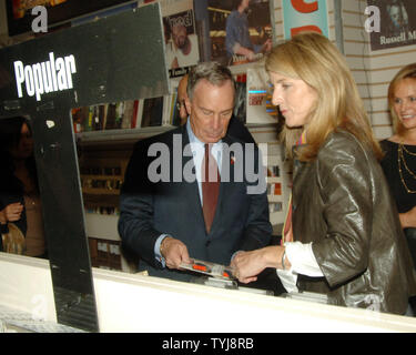 Il Fondo per le scuole pubbliche Vice presidente Caroline Kennedy e il sindaco di New York City Michael Bloomberg navigare attraverso la sezione Musica di J&R Music store a Manhattan per il kick off del quarto annual Shop Foto Stock