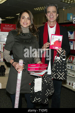 Bobby Shriver mostra di Sua Maestà la Regina Rania Al Abdullah di Giordania la sua nuova linea rossa raccolta, in partnership con Hallmark negozi, che includono schede di canto, la confezione regalo e un fango di Mali borsa di stoffa a LeMarc's Hallmark Gold Crown Store a New York il 26 ottobre 2007. (UPI foto/Laura Cavanaugh) Foto Stock