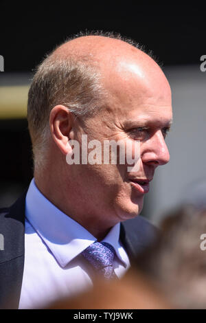 Londra, Regno Unito. Il 26 giugno 2019. Chris Grayling MP per Epsom and Ewell e il Segretario di Stato per il trasporto soddisfi le persone che hanno preso parte a una 'Il tempo è ora' Hall di massa intorno al Parlamento. Gli attivisti sono il tentativo di consegnare un messaggio a MPs che per affrontare la crisi ambientale, un ambiente forte Bill è passata che è in grado di ripristinare la natura plastica tagliata l'inquinamento e migliorare la qualità dell'aria. Simili incontri si svolgono in tutto il Regno Unito. Credito: Stephen Chung / Alamy Live News Foto Stock