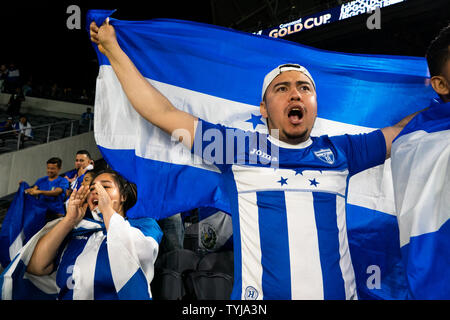 Los Angeles, Stati Uniti d'America. Il 25 giugno, 2019. I sostenitori di Honduras celebrare durante il gruppo C match tra Honduras e El Salvador al 2019 CONCACAF Gold Cup a Los Angeles, 25 giugno 2019. Honduras ha vinto 4-0. Credito: Qian Weizhong/Xinhua/Alamy Live News Foto Stock