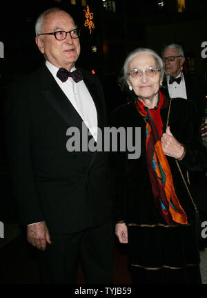 Direttore James Ivory è unita da sceneggiatore Ruth Prawer Jhabvala come essi arrivano presso l'Istituto francese di alleanza di gala, dove ha ricevuto il Trophee des Arts il 27 novembre 2007 a New York. (UPI foto/Monika Graff) Foto Stock