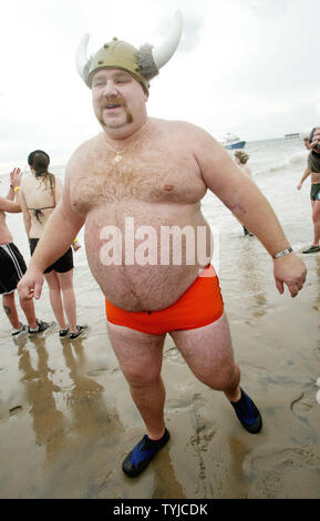 Un uomo che indossa un casco Viking lascia l'acqua ghiacciata dopo aver preso un tuffo durante il Coney Island Polar Bear Club annuale del primo giorno del nuovo anno nuotano nel quartiere di Brooklyn su Gennaio 1, 2008 a New York. (UPI foto/Monika Graff) Foto Stock