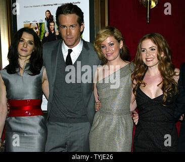 I Cast Members (L-R): Rachel Weisz, Ryan Reynolds, Elizabeth Banche e Isla Fisher posano per le foto alla premiere di 'dsicuramente, forse' al Teatro Ziegfeld a New York il 12 febbraio 2008. (UPI foto/Laura Cavanaugh) Foto Stock