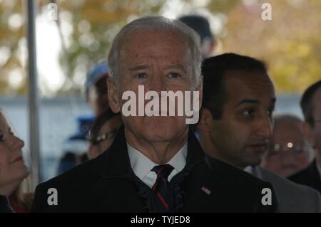 11/11/16 - veterani del giorno la manifestazione il Vice Presidente Joe Biden al Veteran's Day celebrazione presso il Delaware Memorial Bridge come membri di tutti i servizi del presente e del passato onore a coloro che hanno servito in Wilmington, Del. Foto Stock