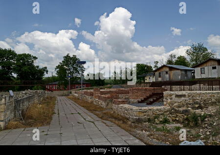 Parte di rinnovamento della rovina al complesso archeologico Abritus e prepararsi per i turisti, installazione di solare illuminazione a LED pilastri del sistema con pannello solare in Foto Stock