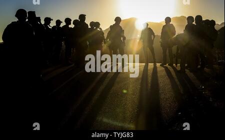 Max Giuseppe, Direct Action Group Lead Instructor, insegna della navigazione terrestre durante il combattimento della flotta del Pacifico della telecamera per l'inverno scatto rapido, nov. 11, 2016 in Azusa, California Scatto rapido è un esercizio semestrale che consente di vivere il fuoco e il corso basato su scenari per combined joint combattere le risorse della fotocamera. Foto Stock