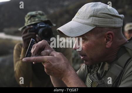 Max Giuseppe, Direct Action Group Lead Instructor, dimostra il puntamento in un azimut come parte di una terra di classe di navigazione durante il combattimento della flotta del Pacifico della telecamera per l'inverno scatto rapido, nov. 11, 2016 in Azusa, California Scatto rapido è un esercizio semestrale che consente di vivere il fuoco e il corso basato su scenari per combined joint combattere le risorse della fotocamera. Foto Stock