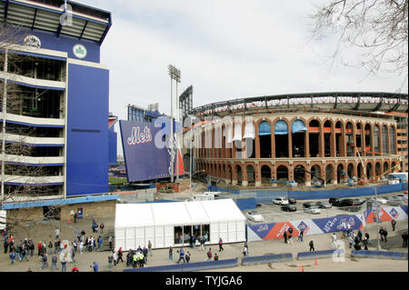 Ventilatori per arrivare allo Shea Stadium (L) come il nuovo Citi Field si erge accanto come il New York Mets ospitano i loro ultimi home opener a Shea su 8 aprile 2008 a New York. Il nuovo ballpark, Citi Field, viene costruita per il Mets e sarà pronto per la stagione 2009. (UPI foto/Monika Graff) Foto Stock