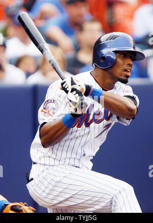 New York Mets Jose Reyes colpisce un singolo nella terza inning contro i Los Angeles Dodgers a Shea Stadium di New York City il 31 maggio 2008. (UPI foto/John Angelillo) Foto Stock