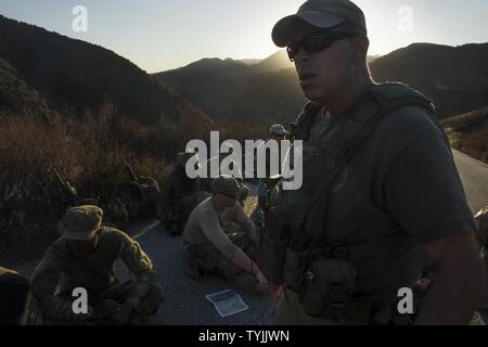 Max Giuseppe, Direct Action Group Lead Instructor, insegna della navigazione terrestre durante il combattimento della flotta del Pacifico della telecamera per l'inverno scatto rapido, nov. 11, 2016 in Azusa, California Scatto rapido è un esercizio semestrale che consente di vivere il fuoco e il corso basato su scenari per combined joint combattere le risorse della fotocamera. Foto Stock