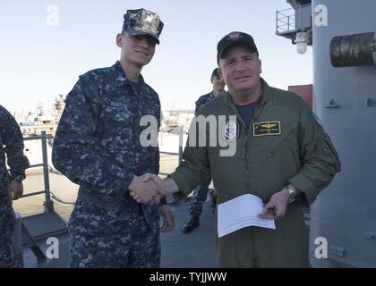 DIEGO (nov. 10, 2016) congratulazioni ai Sottufficiali di terza classe Calib Hartline, USS Boxer il marinaio della settimana! In rappresentanza di C5I dipartimento, Hartline saluta da Charleston, West Virginia. Foto Stock