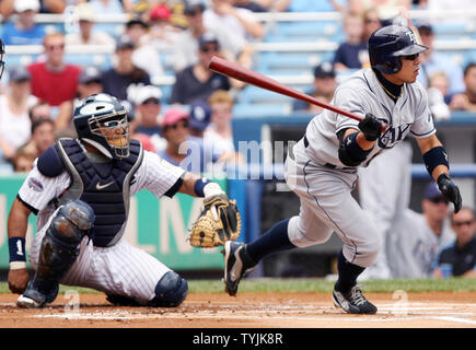 Tampa Bay Rays Akinori Iwamura colpisce un singolo con New York Yankees Jose Molina dietro la piastra nel primo inning allo Yankee Stadium di New York City il 9 luglio 2008. (UPI foto/John Angelillo) Foto Stock