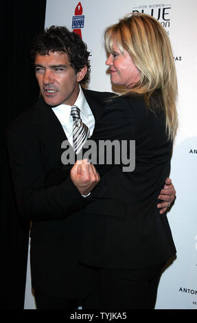 Antonio Banderas e la moglie Melanie Griffith arrivano al suo colore blu seduzione per donne profumo launch party a Cedar Lake a New York il 10 luglio 2008. (UPI foto/Laura Cavanaugh) Foto Stock