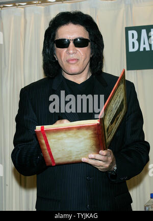 Gene Simmons segni copie del suo nuovo libro "signore della notte" presso Barnes & Noble a New York il 11 luglio 2008. (UPI foto/Laura Cavanaugh) Foto Stock