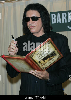 Gene Simmons segni copie del suo nuovo libro "signore della notte" presso Barnes & Noble a New York il 11 luglio 2008. (UPI foto/Laura Cavanaugh) Foto Stock