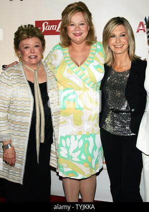 (L-R) Rue McClanahan, Caroline Rhea e Olivia Newton-John arriva per la prima mondiale di "ordid vive: la serie" al Nuovo Mondo tappe a New York il 15 luglio 2008. (UPI foto/Laura Cavanaugh) Foto Stock