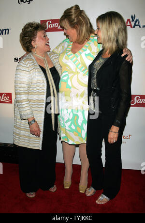 (L-R) Rue McClanahan, Caroline Rhea e Olivia Newton-John arriva per la prima mondiale di "ordid vive: la serie" al Nuovo Mondo tappe a New York il 15 luglio 2008. (UPI foto/Laura Cavanaugh) Foto Stock