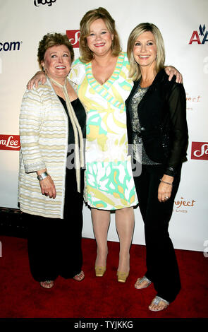 (L-R) Rue McClanahan, Caroline Rhea e Olivia Newton-John arriva per la prima mondiale di "ordid vive: la serie" al Nuovo Mondo tappe a New York il 15 luglio 2008. (UPI foto/Laura Cavanaugh) Foto Stock