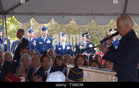 Vice presidente Joe Biden affronta il passato e il presente servizio membri durante il veterano del giorno cerimonia presso il Memorial Bridge Plaza, New Castle, DE., nov. 11, 2016. Membri del Delaware Air National Guard e il Delaware la guardia nazionale si è trasformata in onore di coloro che hanno servito e attualmente sono al servizio delle nostre comunità e nella nazione. Foto Stock