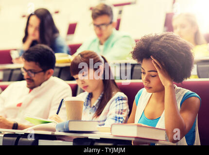 Gruppo di studenti con caffè iscritto sulla lezione Foto Stock