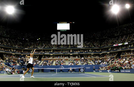 Lindsay Davenport degli U.S.A. serve alla Francia di Marion BARTOLI nel primo set del terzo round azione presso la U.S. Aprire il campionato di tennis presso l'U.S. National Tennis Center il 29 agosto 2008 a Flushing Meadows, New York. (UPI foto/Monika Graff) Foto Stock