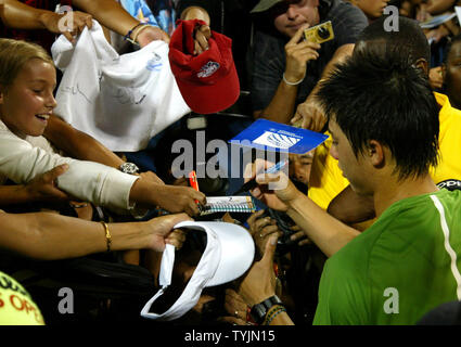 Kei Nishikori del Giappone firma autografi dopo la sconfitta di David Ferrer di Spagna, quarto seme, nel terzo round di gioco a livello del U.S. Aprire il campionato di tennis presso l'U.S. National Tennis Center il 30 agosto 2008 a Flushing Meadows, New York. Nishikori ha vinto 6-4, 6-4, 3-6. 2-6. 7-5. (UPI foto/Monika Graff) Foto Stock