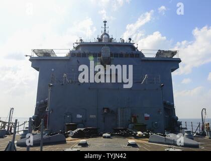 Golfo di Aden (nov. 11, 2016) Il dock anfibio sbarco nave USS Whidbey Island (LSD 41), come visto dal castello di prua, transita il Golfo di Aden. Whidbey Island viene distribuito con la Vespa Anfibia gruppo pronto per supportare le operazioni di sicurezza marittima e di teatro la cooperazione in materia di sicurezza gli sforzi negli Stati Uniti Quinta Flotta area di operazioni. Foto Stock