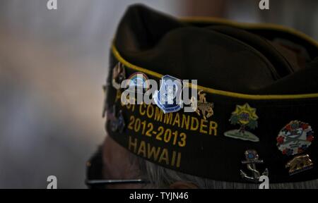 Diversi sono stati i veterani di presenze a veterani del giorno servizio al tramonto a bordo della Nave da Battaglia Missouri Memorial a Pearl Harbor, Hawaii, nov. 11, 2016. Veterani, insieme con gli amici e i familiari, raccolti con servizio membri provenienti da tutti i rami del militare in onore di coloro che hanno servito. Foto Stock