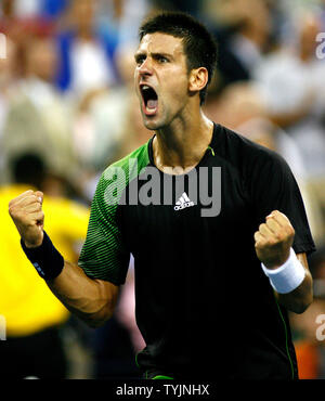 La Serbia il Novak Djokovic festeggia dopo aver sconfitto Andy Roddick, U.S.A, ottavo seme, durante i loro quarti di finale corrispondono a Stati Uniti Aprire il campionato di tennis presso l'U.S. National Tennis Center il 4 settembre 2008 in Flushing Meadows, New York. Djokoic ha vinto 6-2, 6-3, 3-6, 7-6(5). (UPI foto/Monika Graff) Foto Stock