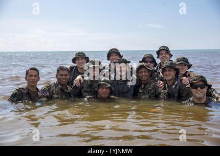 Provincia di Sabah, Malesia (nov. 12, 2016) DEGLI STATI UNITI Marines e marinai malesi posano per una foto durante il combattimento in gomma artigianato raid training di utilizzo durante l'esercizio Tiger colpire 16, nella provincia di Sabah, Malesia, nov. 12, 2016. Tiger colpire 16 è una opportunità per la Malaysia e gli Stati Uniti le forze armate per rafforzare strutture militari partnership e aumenta la capacità di tutti i partecipanti al progetto, di comunicare e di eseguire le operazioni anfibie. I marines sono con l'undicesimo Marine Expeditionary Unit marittimo della forza di RAID e i marinai sono con Malaysian Naval Special Warfare forze. Foto Stock