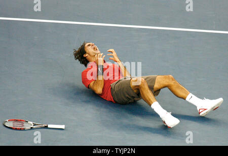 La Svizzera Roger Federer, secondo seme, celebra come egli sconfigge Andy Murray di Gran Bretagna, sesto seme, e vince il suo quinto consecutivo U.S. Aprire il titolo presso l'U.S. National Tennis Center on September 8, 2008 in Flushing Meadows, New York. Federer ha vinto 6-2, 7-5, 6-2.(UPI foto/Monika Graff) Foto Stock