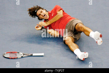 La Svizzera Roger Federer, secondo seme, celebra come egli sconfigge Andy Murray di Gran Bretagna, sesto seme, e vince il suo quinto consecutivo U.S. Aprire il titolo presso l'U.S. National Tennis Center on September 8, 2008 in Flushing Meadows, New York. . (UPI foto/Monika Graff) Foto Stock