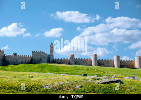 Mura che circondano la città spagnola di Avila Arco del Carmen Foto Stock