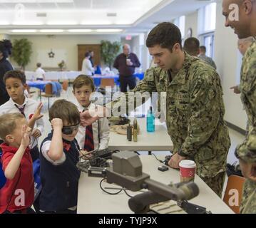 NEWPORT NEWS, Va. (nov. 11, 2016) Petty Officer 2a classe Kyle Jones, assegnato per l'eliminazione degli ordigni esplosivi unità mobile (EODMU) 2, mostra uno studente heads up display per un trasportabile PackBot EOD robot durante un giorno di veterani di relazioni comunitarie evento presso il St Andrews Scuola episcopale. EODMU 2 fornisce credibile, combattere-pronto EOD di forze in grado di distribuire ovunque e in qualsiasi momento a sostegno degli interessi nazionali. Foto Stock