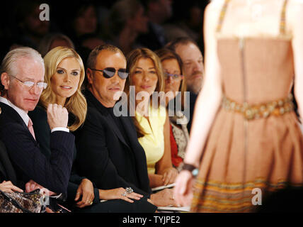 (L a R) Tim Gunn, Heidi Klum, Michael Kors e Nina Garcia guarda un modello a piedi sulla pista alla pista di progetto fashion show a primavera 2009 collezioni di Mercedes-Benz della settimana della moda a Bryant Park a New York City il 12 settembre 2008. (UPI foto/John Angelillo) Foto Stock