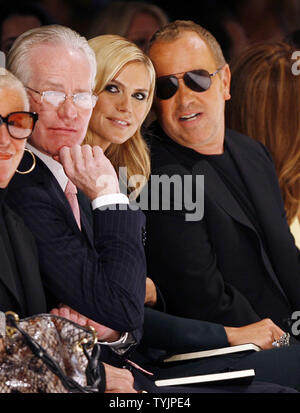 (L a R) Tim Gunn, Heidi Klum e Michael Kors guarda un modello a piedi sulla pista alla pista di progetto fashion show a primavera 2009 collezioni di Mercedes-Benz della settimana della moda a Bryant Park a New York City il 12 settembre 2008. (UPI foto/John Angelillo) Foto Stock