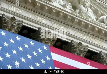 La facciata della Borsa di New York con la sua grande bandiera americana come si vede il 17 settembre 2008 a New York City. (UPI foto/Monika Graff) Foto Stock