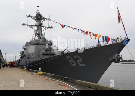 ORLEANS, La. (nov. 11, 2016) La classe Arleigh-Burke destroyer USS Lassen (DDG 82) è ormeggiato a New Oreleans, La., veterano per il fine settimana del giorno del. Foto Stock