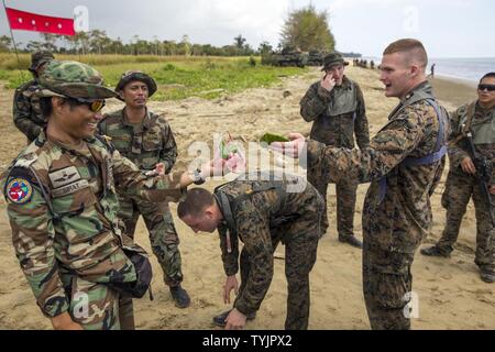 Provincia di Sabah, Malesia (nov. 12, 2016) un Malaysian Naval Special Warfare forze Sailor dà il cibo ad un Marine con il raid marittimo di forza durante una pausa pranzo durante l'esercizio Tiger colpire 16 nella provincia di Sabah, Malesia, nov. 12, 2016. I marines e marinai allenati insieme per condividere le tecniche e le procedure, di aumentare le capacità di bilaterali e di costruire un cameratismo fra le due forze. Foto Stock