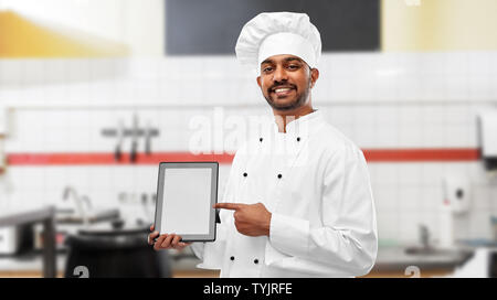 Chef indiano con tablet pc al ristorante cucina Foto Stock