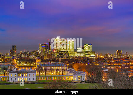 Il National Maritime Museum di notte con Canary Wharf sullo sfondo, Londra, Regno Unito Foto Stock