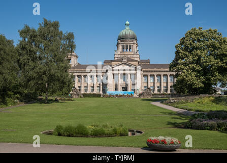 Parco Planten un Blomen (fiori e piante) parco e giardino, con Landgericht courthouse in background, Amburgo, Germania. Foto Stock