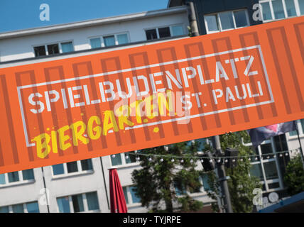 Un giardino della birra (Biergarten) strada segno in St Pauli district, Amburgo, Germania Foto Stock