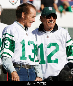 New York getti hall of fame quarterback Joe Namath e Don Maynard (13) stand sul campo durante una cerimonia per onorare il Super Bowl III getti in tempo di emisaturazione del New York getti, Kansas City Chiefs gioco al Giants Stadium di East Rutherford, New Jersey, il 26 ottobre 2008. (UPI foto/John Angelillo) Foto Stock