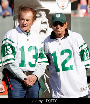 New York getti hall of fame quarterback Joe Namath e Don Maynard (13) stand sul campo durante una cerimonia per onorare il Super Bowl III getti in tempo di emisaturazione del New York getti, Kansas City Chiefs gioco al Giants Stadium di East Rutherford, New Jersey, il 26 ottobre 2008. (UPI foto/John Angelillo) Foto Stock