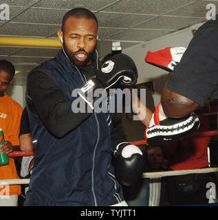 Ex mondo Light e Heavy peso campione del pugilato Roy Jones Jr detiene una mini sessione di allenamento per il New York media su 11/3/08 mentre waitng per la sua lotta contro Joe Calzaghe presso il giardino il 8 novembre 2008. (UPI foto/Ezio Petersen) Foto Stock